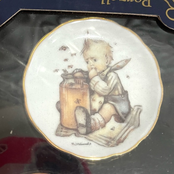 M.J.Hummel Mini Tea Set - Picture 4 of 11